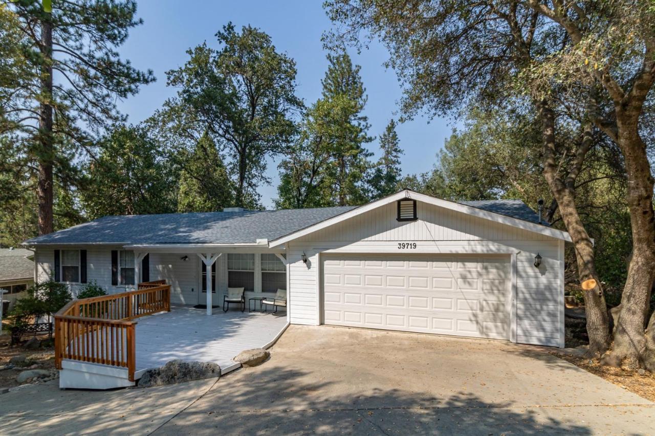 Pine Place Oakhurst Exterior photo